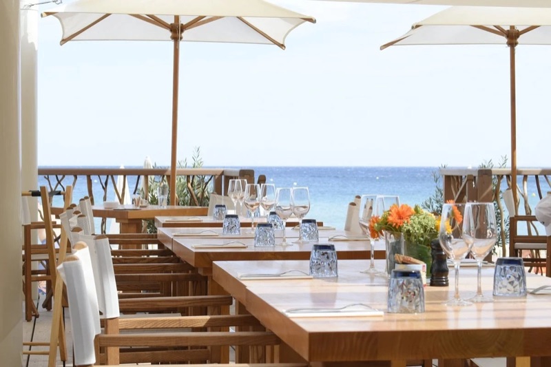 Beachfront terrace of Le 1051